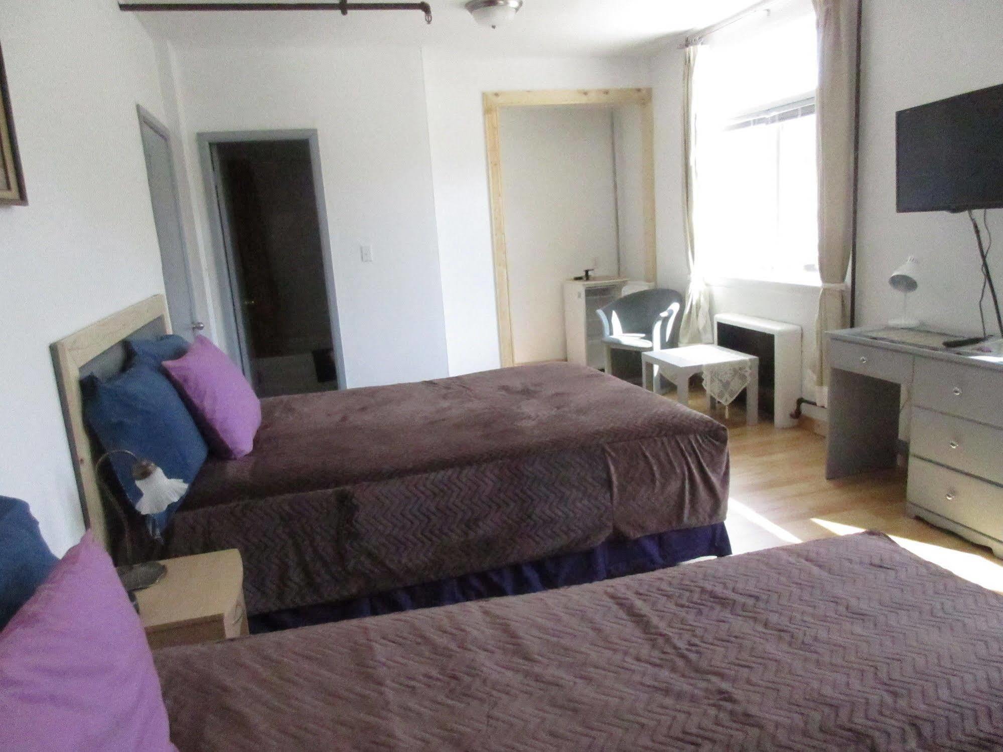 Chameleon Hotel Castlegar Esterno foto